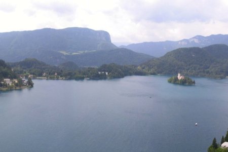 Uitzicht over het meer en omringende bergen